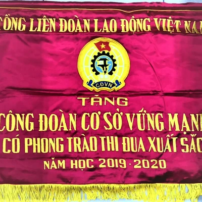Công đoàn Trường Đại học Dược Hà Nội vinh dự nhận cờ thi đua xuất sắc của Tổng LĐLĐ Việt Nam