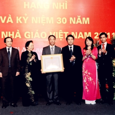 Đón nhận huân chương Độc lập hạng Nhì và kỷ niệm 30 năm ngày Nhà giáo Việt Nam