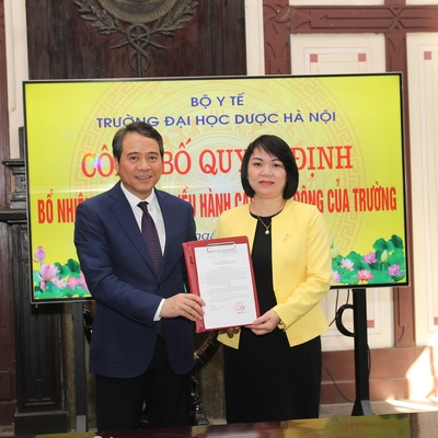 Công bố Quyết định của Bộ Y tế về việc  giao thực hiện nhiệm vụ,  quyền hạn của Hiệu  trưởng Trường Đại học Dược Hà Nội  đối với PGS.TS Đinh Thị Thanh Hải