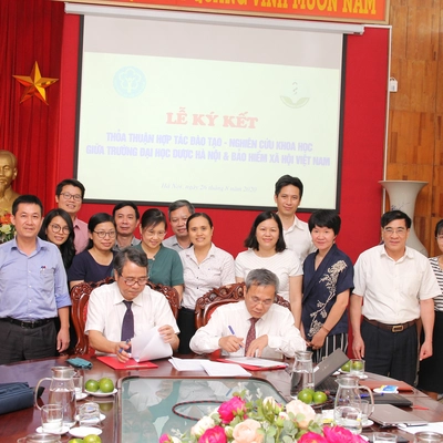 Lễ ký kết thoả thuận hợp tác đào tạo – nghiên cứu khoa học giữa Trường Đại học Dược Hà Nội và Bảo hiểm xã hội Việt Nam.