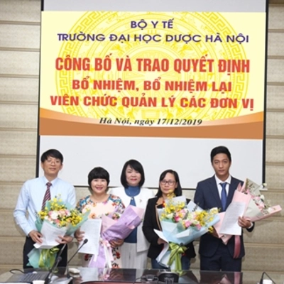 Công bố và trao Quyết định bổ nhiệm, bổ nhiệm lại, thôi đảm nhiệm chức vụ quản lý