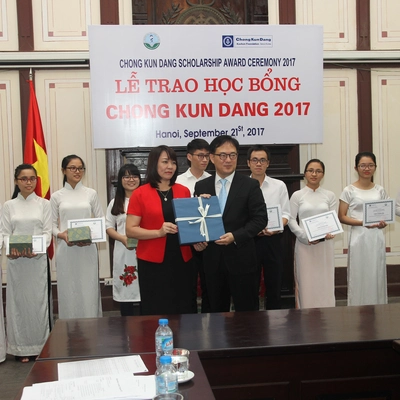 Lễ trao học bổng Chong Kun Dang cho 10 sinh viên xuất sắc, sinh viên nghèo vượt khó của Trường Đại học Dược Hà Nội
